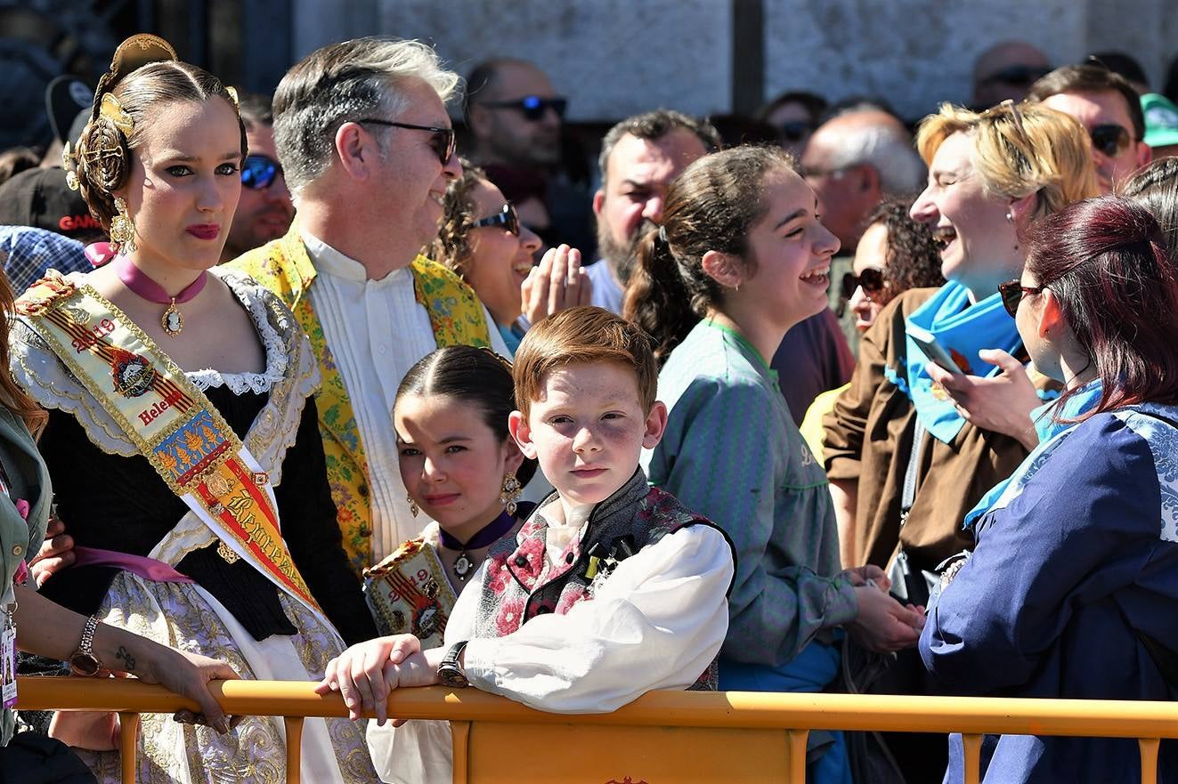 Numeroso público en la mascletà de Crespo de las Fallas 2019, de este miércoles 13 de marzo. Búscate entre el público del disparo de hoy.