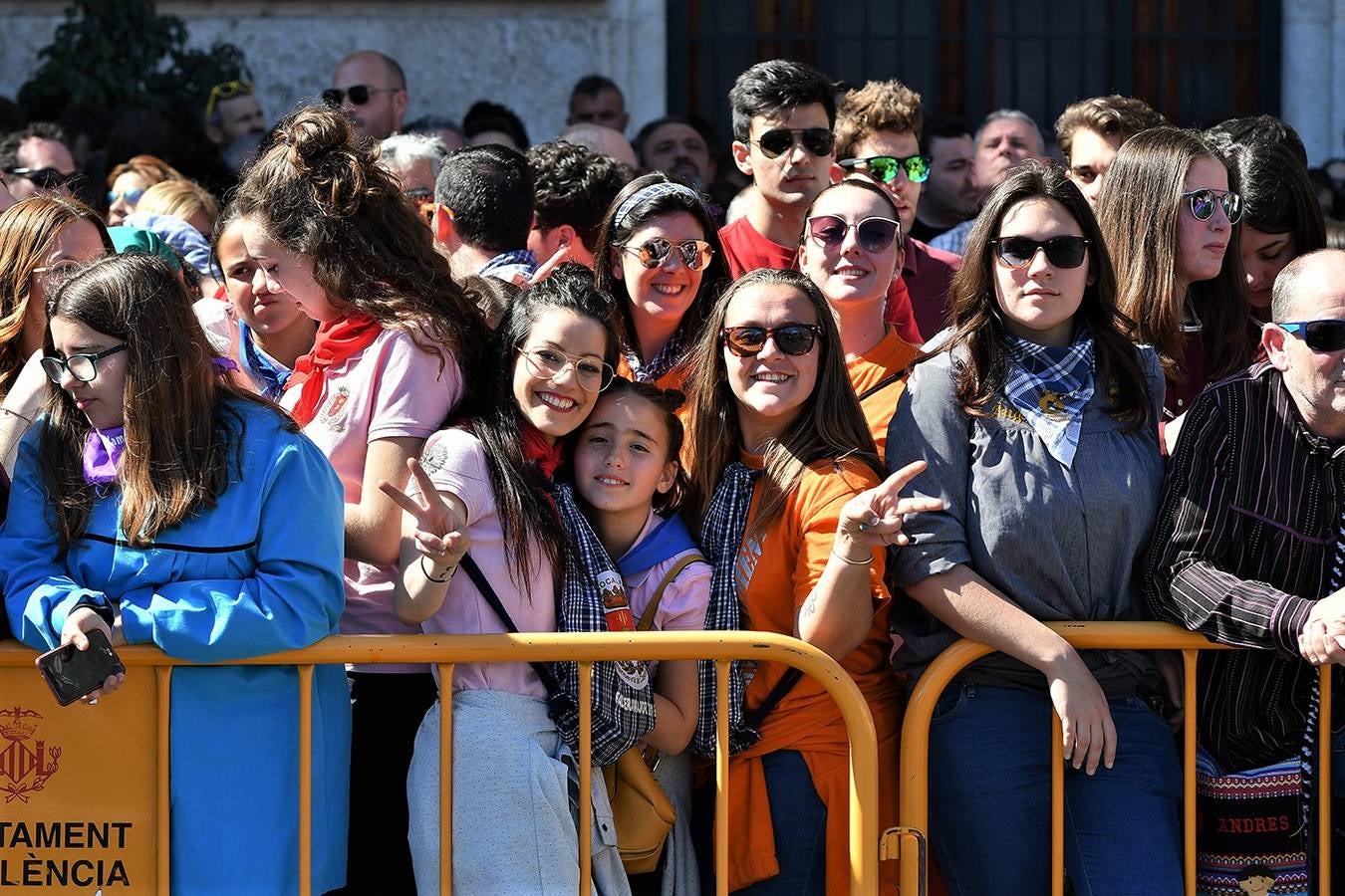 Numeroso público en la mascletà de Crespo de las Fallas 2019, de este miércoles 13 de marzo. Búscate entre el público del disparo de hoy.