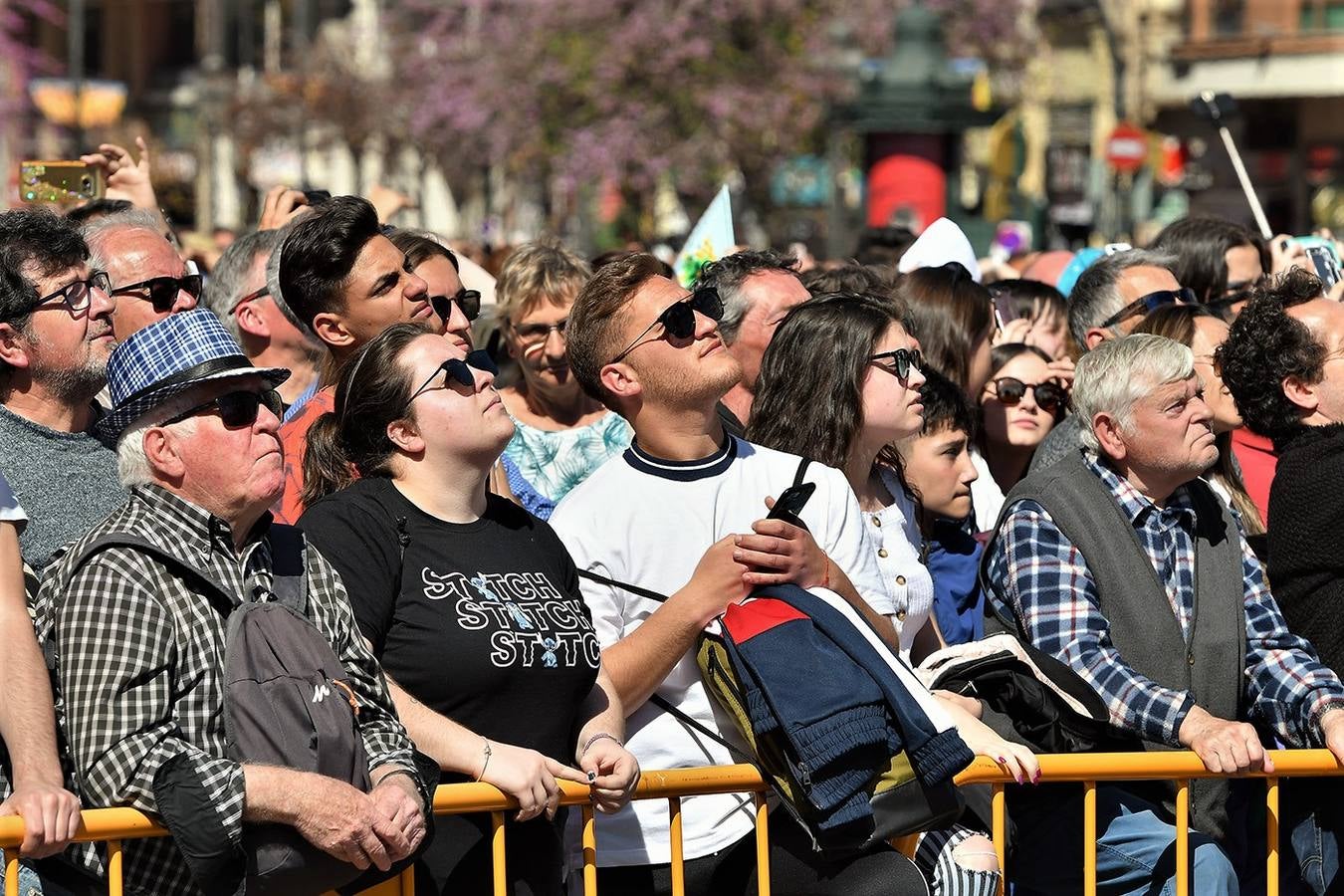 Numeroso público en la mascletà de Crespo de las Fallas 2019, de este miércoles 13 de marzo. Búscate entre el público del disparo de hoy.