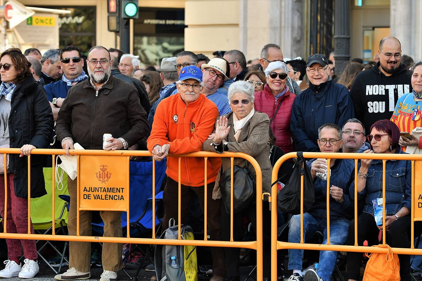 Numeroso público en la mascletà de Crespo de las Fallas 2019, de este miércoles 13 de marzo. Búscate entre el público del disparo de hoy.