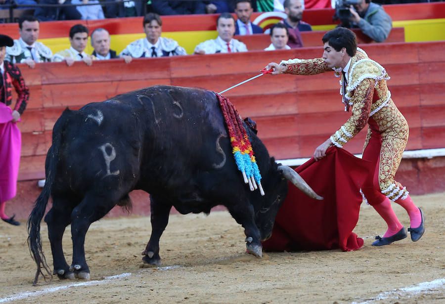 Álvaro Lorenzo , Luis David y Pablo Aguado han lidiado toros de la ganadería de Alcurrucén en la corrida de la Feria de Fallas del miércoles 13 de marzo. Pablo Aguado ha cortado una oreja.