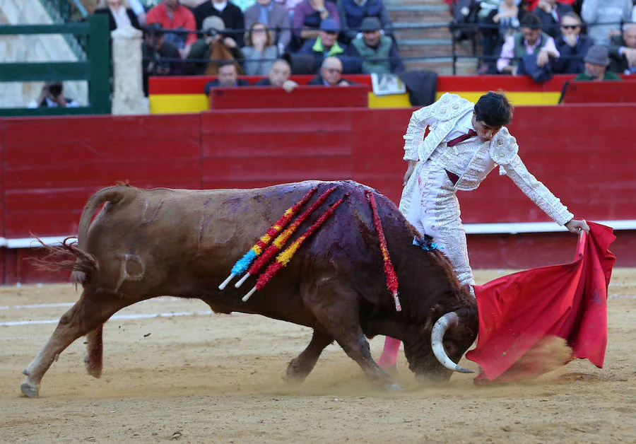 Álvaro Lorenzo , Luis David y Pablo Aguado han lidiado toros de la ganadería de Alcurrucén en la corrida de la Feria de Fallas del miércoles 13 de marzo. Pablo Aguado ha cortado una oreja.