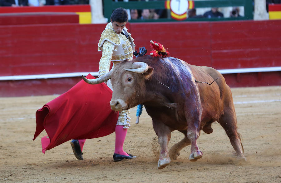 Álvaro Lorenzo , Luis David y Pablo Aguado han lidiado toros de la ganadería de Alcurrucén en la corrida de la Feria de Fallas del miércoles 13 de marzo. Pablo Aguado ha cortado una oreja.