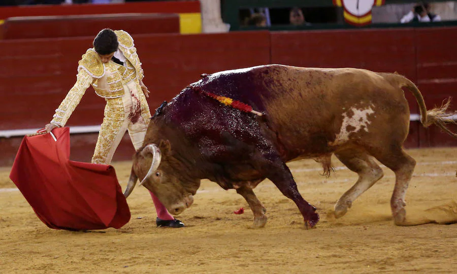 Álvaro Lorenzo , Luis David y Pablo Aguado han lidiado toros de la ganadería de Alcurrucén en la corrida de la Feria de Fallas del miércoles 13 de marzo. Pablo Aguado ha cortado una oreja.