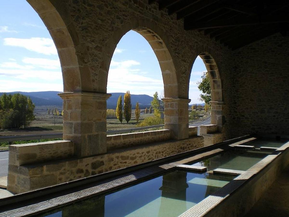 Mosqueruela (Teruel). Pasear por las vías de esta villa topa al visitante con murallas, torres, portales y aleros, así como palacios de los siglos XVI y XVII. Sus calles empedradas dan una pista de la razón por la que la parte antigua del pueblo fue declarada Conjunto Histórico Artístico en el año 1982. Nada más cruzar la puerta de San Roque y su torre, el transeúnte se hace una idea de la riqueza histórica de Mosqueruela. Además, es un punto de inicio de varias excursiones, como la del barranco de Gibert donde se pueden encontrar varias pinturas rupestres.