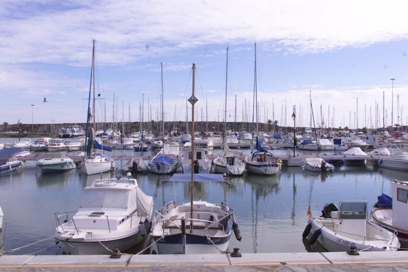 Guardamar del Segura (Alicante). Si lo que te apetece es hacer una escapada costera y desconectar con el sonido de tranquilidad y mar que puede proporcionar el mar, esta localidad alicantina es una de las mejores opciones. Sus kilómetros de playa, la desembocadura del río Segura, las extensas pinadas y dunas, hacen de Guardamar un importante enclave turístico. 