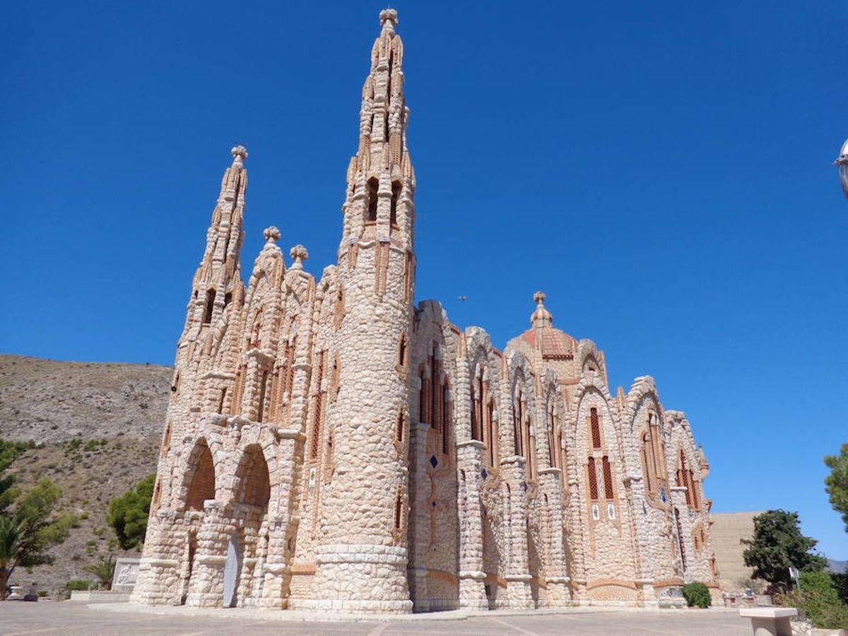 Novelda (Alicante). Esta localidad alicantina es famosa por la producción de uva y el comercio de mármol y granito. Pero, sobre todo, por las joyas arquitectónicas que alberga como el Santuario de Santa María Magdalena, templo proyectado siguiendo las líneas del modernismo catalán y el Castillo de la Mola. Los que acuden hasta esta fortaleza del siglo XII no pueden marcharse sin subir a la torre, donde se puede disfrutar de unas buenas vistas del valle del Vinalopó, ni tampoco sin probar el 'xanxullo', un aperitivo típico noveldense de patatas, mejillones, berberechos y frutos secos.