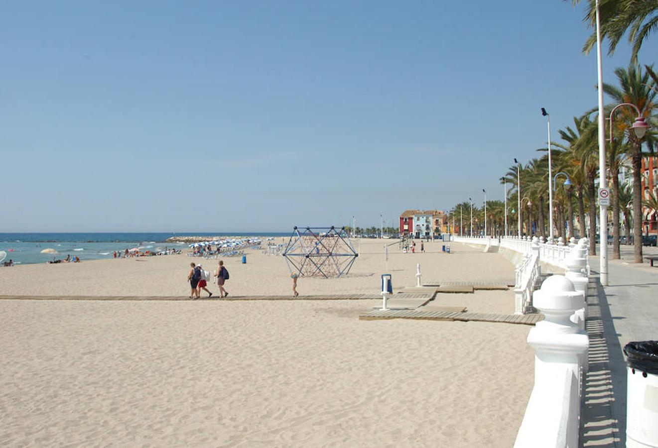 Villajoyosa (Alicante). Otra opción para aquellos que quieran aprovechar estos días de primavera adelantada en la costa. Este municipio de la Costa Blanca cuenta con varias playas para perderse y desconectar, entre las que destaca la de Levante y El Paraíso. Pasear por el caso viejo o descubrir sus diferentes calas es otra manera de disfrutar de este pueblo alicantino. Es muy recomendable la visita al Museo de Chocolates Valor.