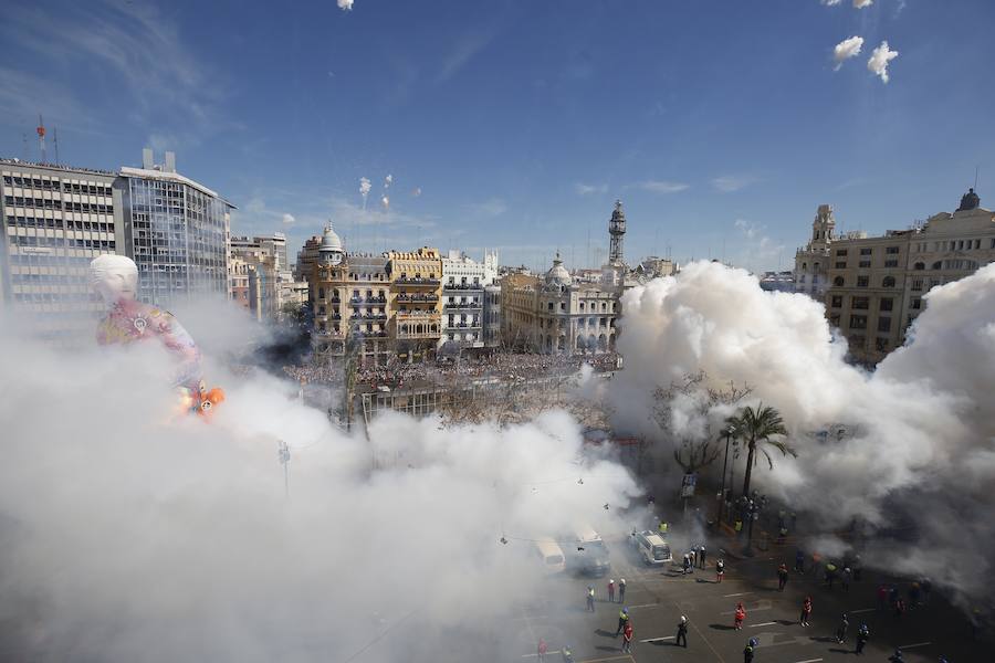 Fotos: Fallas 2019: Mascletà del 14 de marzo. Pirotecnia Turís