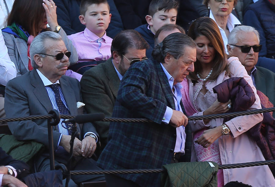 El torero peruano ha abierto la puerta grande de la plaza de toros de Valencia y ha salido a hombros tras una actuación memorable