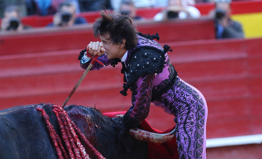 El torero peruano ha abierto la puerta grande de la plaza de toros de Valencia y ha salido a hombros tras una actuación memorable