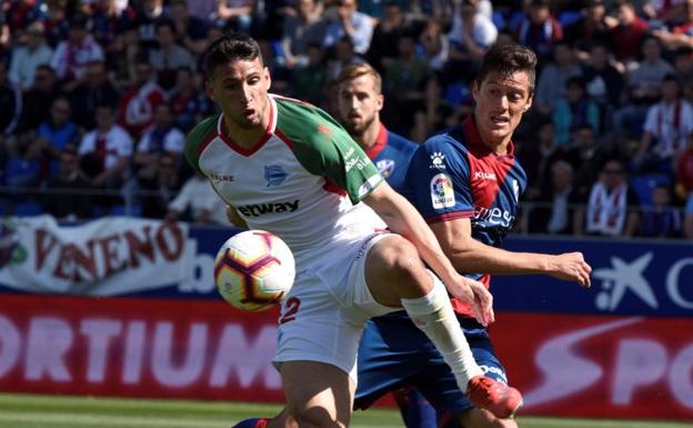 Jonathan Calleri (i) y Martín Mantovani.