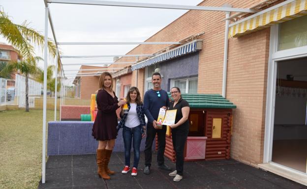 Pilar Peiró i Vanessa Molina entragan los dos dispositivos en el C.E.I.P Oliveretes y la Escoleta Municipal.