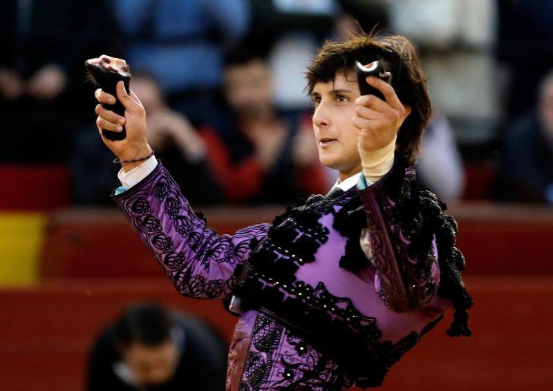 El torero peruano ha abierto la puerta grande de la plaza de toros de Valencia y ha salido a hombros tras una actuación memorable