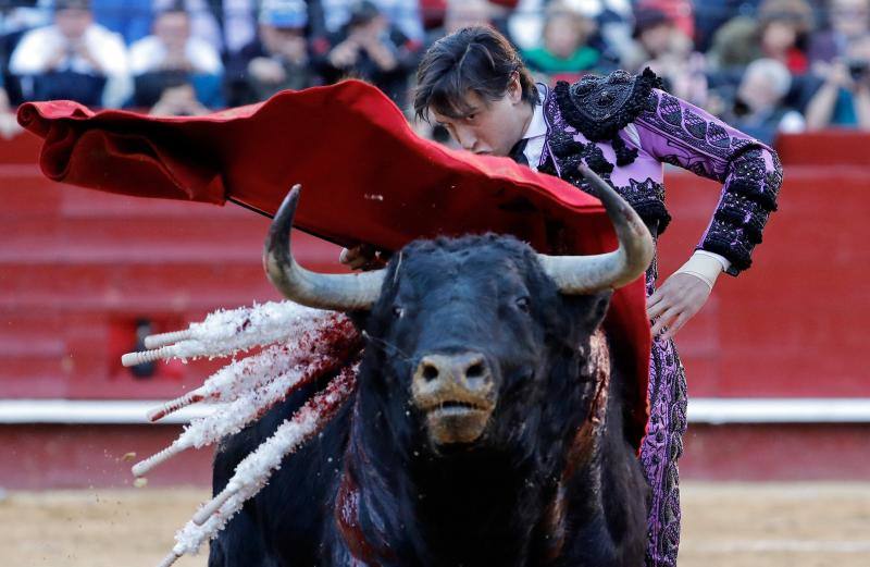 El torero peruano ha abierto la puerta grande de la plaza de toros de Valencia y ha salido a hombros tras una actuación memorable