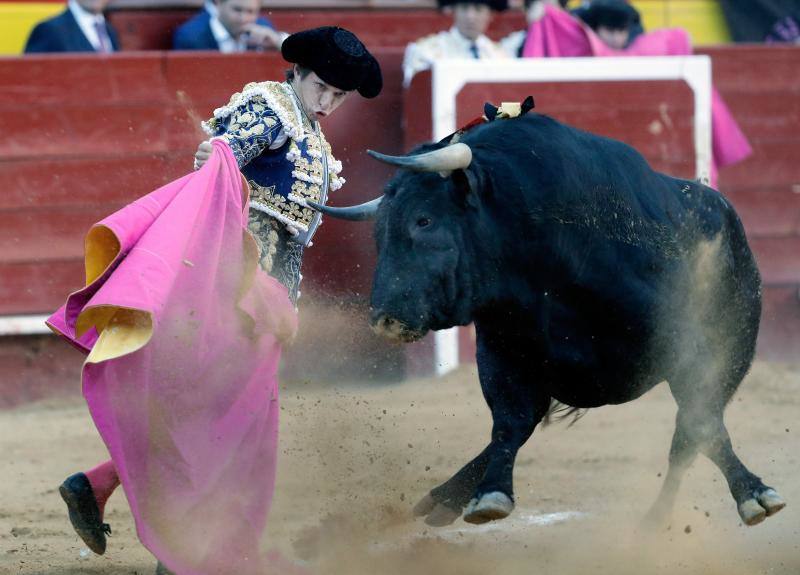 El torero peruano ha abierto la puerta grande de la plaza de toros de Valencia y ha salido a hombros tras una actuación memorable