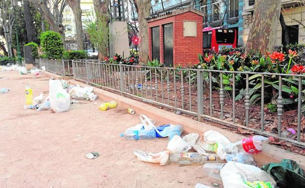 Imagen principal - El botellón convierte el centro histórico en una zona de guerra