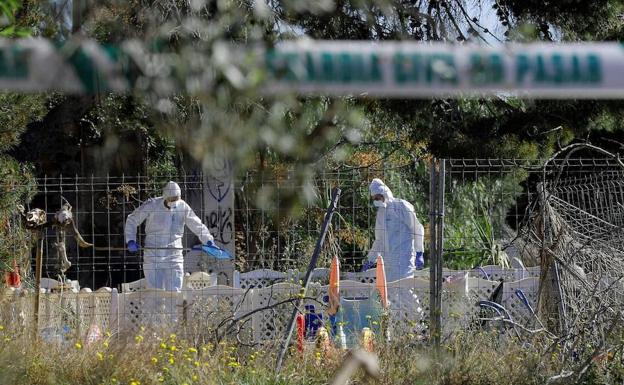 Guardias Civiles toman muestras en la finca donde residían los padres de los pequeños hallados muertos en Godella (Valencia).