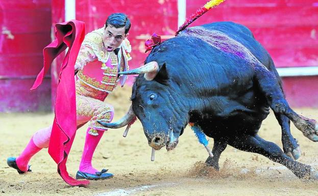 Ureña al inicio de la faena con muleta de su segundo toro.