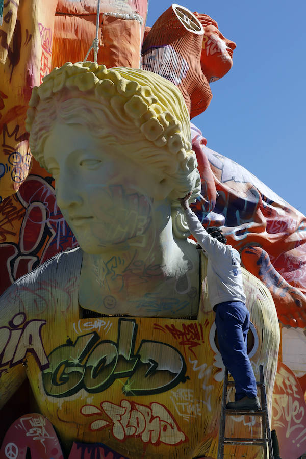 La falla municipal de 2019 está muy viva y en constante evolución. En pleno proceso de la plantà de los artistas José Latorre y Gabriel Sanz el foco de atención estos días se centra también en la pintura en directo de los valencianos PichiAvo. Entre los lemas que se pueden leer en esta obra de arte figura el nombre de la ciudad, Valencia; la onomatopeya '¡Pim, pam, pum!'; expresiones inglesas como 'I was here'; 'Game over' o 'Welcome to Valencia' y símbolos gráficos como la bombilla de perfil negro y color amarillo que identifica a estos artistas valencianos.