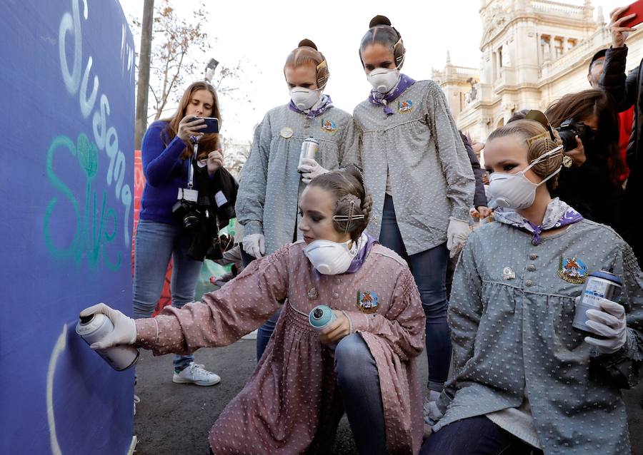 La falla municipal de 2019 está muy viva y en constante evolución. En pleno proceso de la plantà de los artistas José Latorre y Gabriel Sanz el foco de atención estos días se centra también en la pintura en directo de los valencianos PichiAvo. Entre los lemas que se pueden leer en esta obra de arte figura el nombre de la ciudad, Valencia; la onomatopeya '¡Pim, pam, pum!'; expresiones inglesas como 'I was here'; 'Game over' o 'Welcome to Valencia' y símbolos gráficos como la bombilla de perfil negro y color amarillo que identifica a estos artistas valencianos.