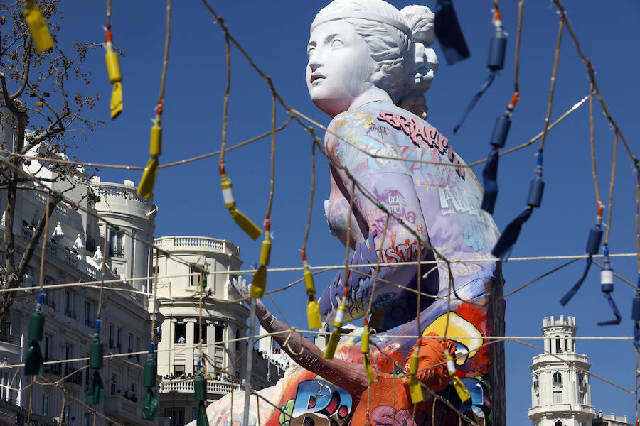 La falla municipal de 2019 está muy viva y en constante evolución. En pleno proceso de la plantà de los artistas José Latorre y Gabriel Sanz el foco de atención estos días se centra también en la pintura en directo de los valencianos PichiAvo. Entre los lemas que se pueden leer en esta obra de arte figura el nombre de la ciudad, Valencia; la onomatopeya '¡Pim, pam, pum!'; expresiones inglesas como 'I was here'; 'Game over' o 'Welcome to Valencia' y símbolos gráficos como la bombilla de perfil negro y color amarillo que identifica a estos artistas valencianos.