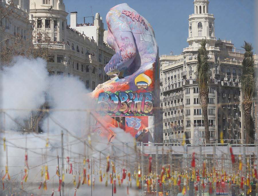 La falla municipal de 2019 está muy viva y en constante evolución. En pleno proceso de la plantà de los artistas José Latorre y Gabriel Sanz el foco de atención estos días se centra también en la pintura en directo de los valencianos PichiAvo. Entre los lemas que se pueden leer en esta obra de arte figura el nombre de la ciudad, Valencia; la onomatopeya '¡Pim, pam, pum!'; expresiones inglesas como 'I was here'; 'Game over' o 'Welcome to Valencia' y símbolos gráficos como la bombilla de perfil negro y color amarillo que identifica a estos artistas valencianos.