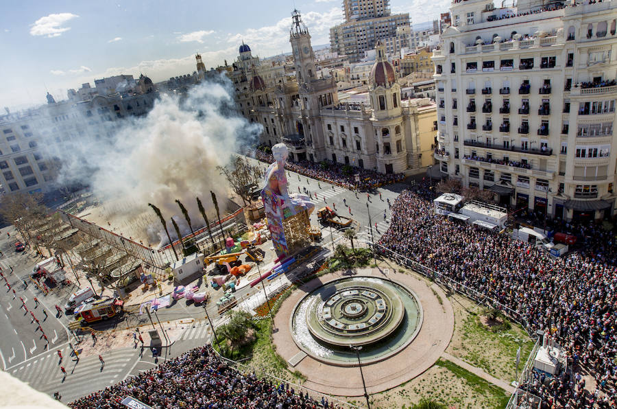 La falla municipal de 2019 está muy viva y en constante evolución. En pleno proceso de la plantà de los artistas José Latorre y Gabriel Sanz el foco de atención estos días se centra también en la pintura en directo de los valencianos PichiAvo. Entre los lemas que se pueden leer en esta obra de arte figura el nombre de la ciudad, Valencia; la onomatopeya '¡Pim, pam, pum!'; expresiones inglesas como 'I was here'; 'Game over' o 'Welcome to Valencia' y símbolos gráficos como la bombilla de perfil negro y color amarillo que identifica a estos artistas valencianos.