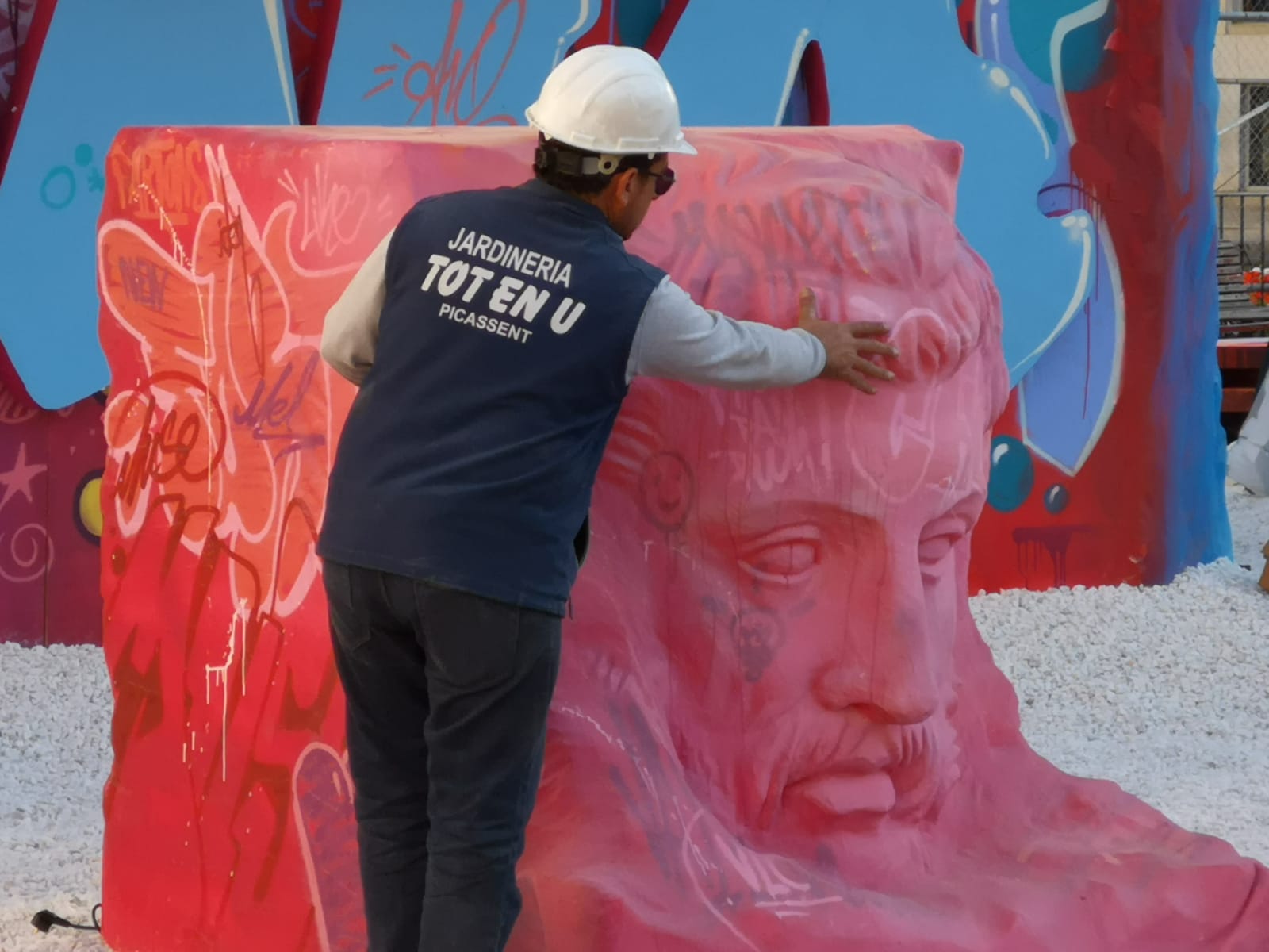 La falla municipal de 2019 está muy viva y en constante evolución. En pleno proceso de la plantà de los artistas José Latorre y Gabriel Sanz el foco de atención estos días se centra también en la pintura en directo de los valencianos PichiAvo. Entre los lemas que se pueden leer en esta obra de arte figura el nombre de la ciudad, Valencia; la onomatopeya '¡Pim, pam, pum!'; expresiones inglesas como 'I was here'; 'Game over' o 'Welcome to Valencia' y símbolos gráficos como la bombilla de perfil negro y color amarillo que identifica a estos artistas valencianos.