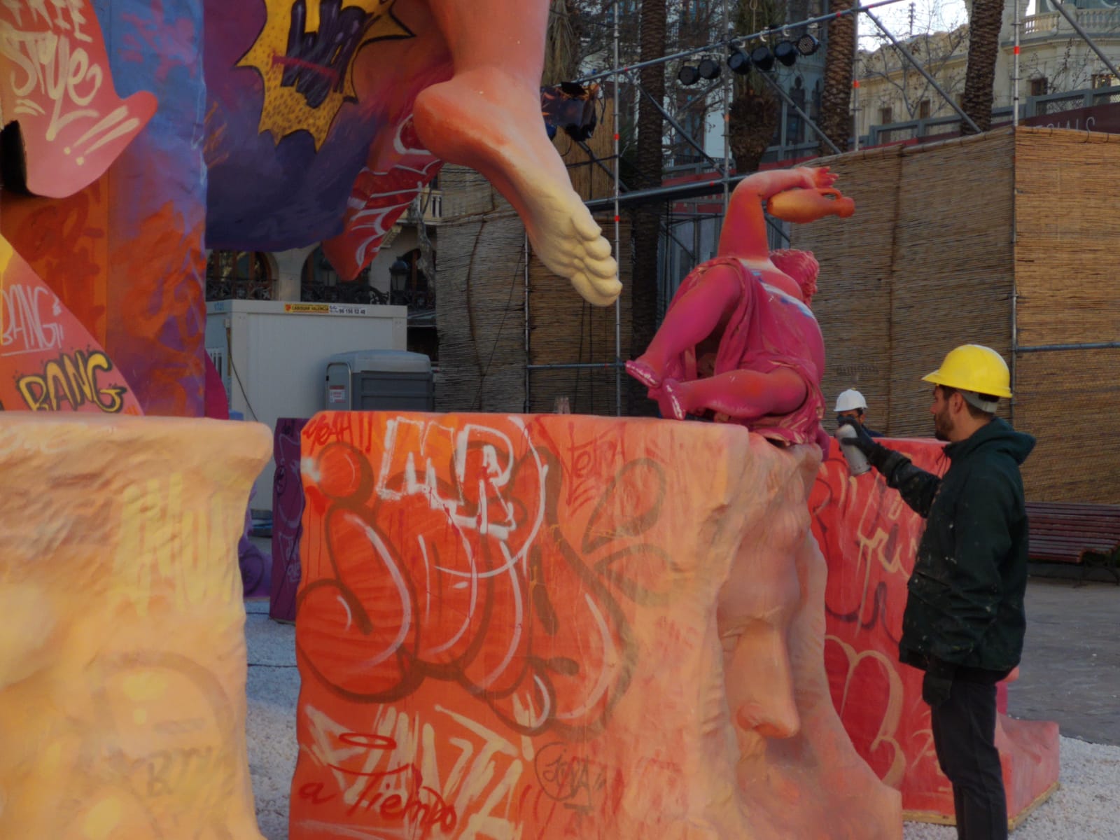 La falla municipal de 2019 está muy viva y en constante evolución. En pleno proceso de la plantà de los artistas José Latorre y Gabriel Sanz el foco de atención estos días se centra también en la pintura en directo de los valencianos PichiAvo. Entre los lemas que se pueden leer en esta obra de arte figura el nombre de la ciudad, Valencia; la onomatopeya '¡Pim, pam, pum!'; expresiones inglesas como 'I was here'; 'Game over' o 'Welcome to Valencia' y símbolos gráficos como la bombilla de perfil negro y color amarillo que identifica a estos artistas valencianos.