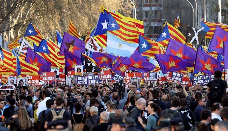 Colectivos independentistas catalanes se han concentrado este sábdo en Madrid para 