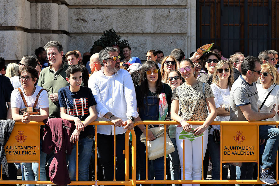 Pirotecnia Vulcano ha sido la encargada de disparar la mascletà de hoy domingo, 17 de marzo. La empresa de Villarejo de Salvanés ha ofrecido un auténtico espectáculo que pasará a la historia fallera por dar en la plaza del Ayuntamiento un disparo lleno de color, sin descanso, completo y con todo tipo de detalles. 