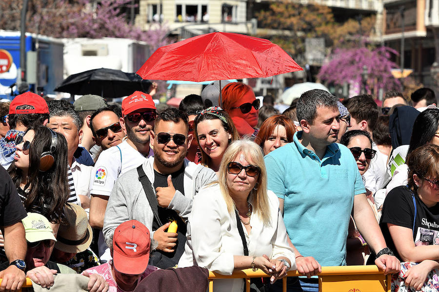 Pirotecnia Vulcano ha sido la encargada de disparar la mascletà de hoy domingo, 17 de marzo. La empresa de Villarejo de Salvanés ha ofrecido un auténtico espectáculo que pasará a la historia fallera por dar en la plaza del Ayuntamiento un disparo lleno de color, sin descanso, completo y con todo tipo de detalles. 