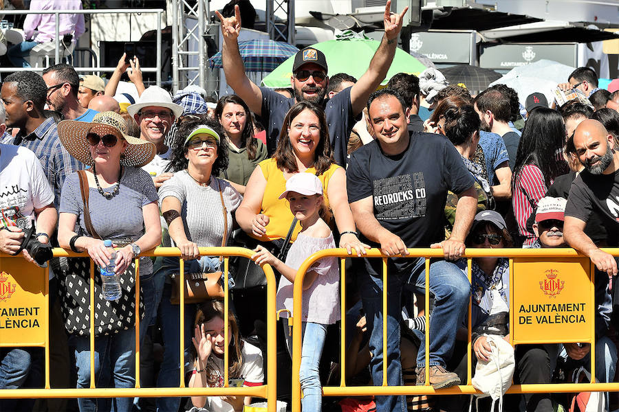 Pirotecnia Vulcano ha sido la encargada de disparar la mascletà de hoy domingo, 17 de marzo. La empresa de Villarejo de Salvanés ha ofrecido un auténtico espectáculo que pasará a la historia fallera por dar en la plaza del Ayuntamiento un disparo lleno de color, sin descanso, completo y con todo tipo de detalles. 