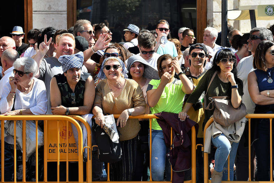 Pirotecnia Vulcano ha sido la encargada de disparar la mascletà de hoy domingo, 17 de marzo. La empresa de Villarejo de Salvanés ha ofrecido un auténtico espectáculo que pasará a la historia fallera por dar en la plaza del Ayuntamiento un disparo lleno de color, sin descanso, completo y con todo tipo de detalles. 