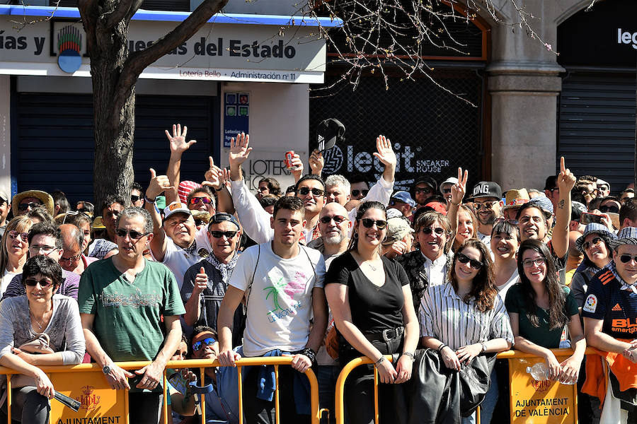 Pirotecnia Vulcano ha sido la encargada de disparar la mascletà de hoy domingo, 17 de marzo. La empresa de Villarejo de Salvanés ha ofrecido un auténtico espectáculo que pasará a la historia fallera por dar en la plaza del Ayuntamiento un disparo lleno de color, sin descanso, completo y con todo tipo de detalles. 