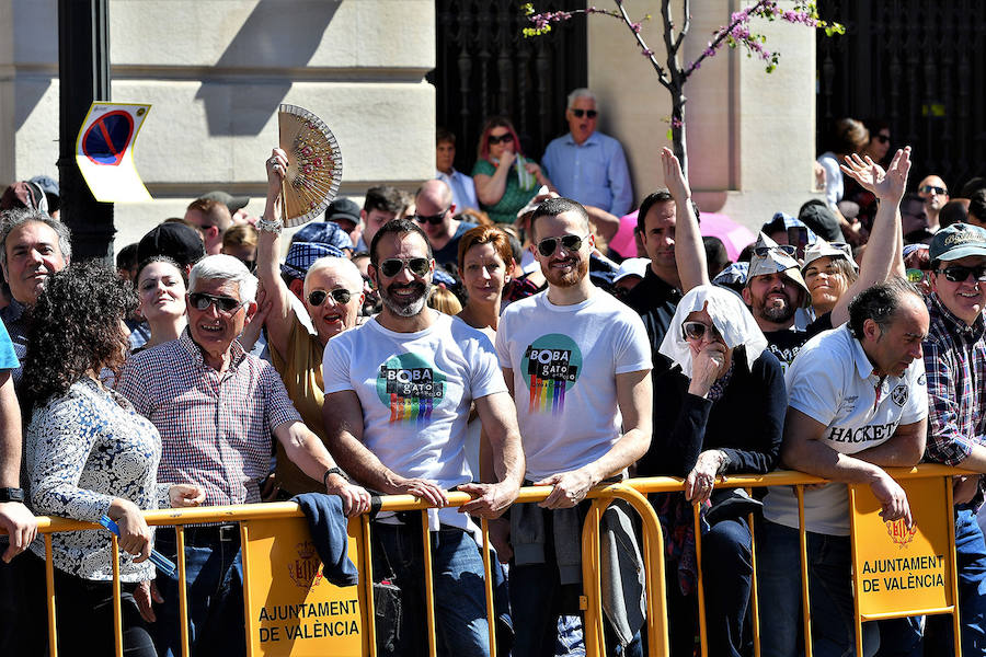 Pirotecnia Vulcano ha sido la encargada de disparar la mascletà de hoy domingo, 17 de marzo. La empresa de Villarejo de Salvanés ha ofrecido un auténtico espectáculo que pasará a la historia fallera por dar en la plaza del Ayuntamiento un disparo lleno de color, sin descanso, completo y con todo tipo de detalles. 