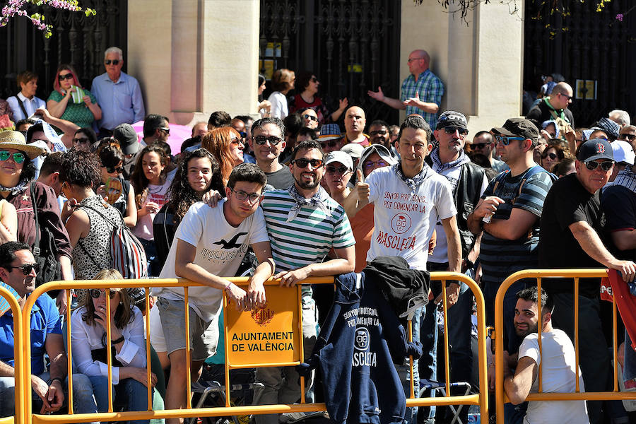 Pirotecnia Vulcano ha sido la encargada de disparar la mascletà de hoy domingo, 17 de marzo. La empresa de Villarejo de Salvanés ha ofrecido un auténtico espectáculo que pasará a la historia fallera por dar en la plaza del Ayuntamiento un disparo lleno de color, sin descanso, completo y con todo tipo de detalles. 