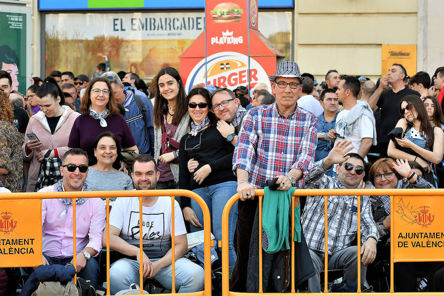 Pirotecnia Vulcano ha sido la encargada de disparar la mascletà de hoy domingo, 17 de marzo. La empresa de Villarejo de Salvanés ha ofrecido un auténtico espectáculo que pasará a la historia fallera por dar en la plaza del Ayuntamiento un disparo lleno de color, sin descanso, completo y con todo tipo de detalles. 