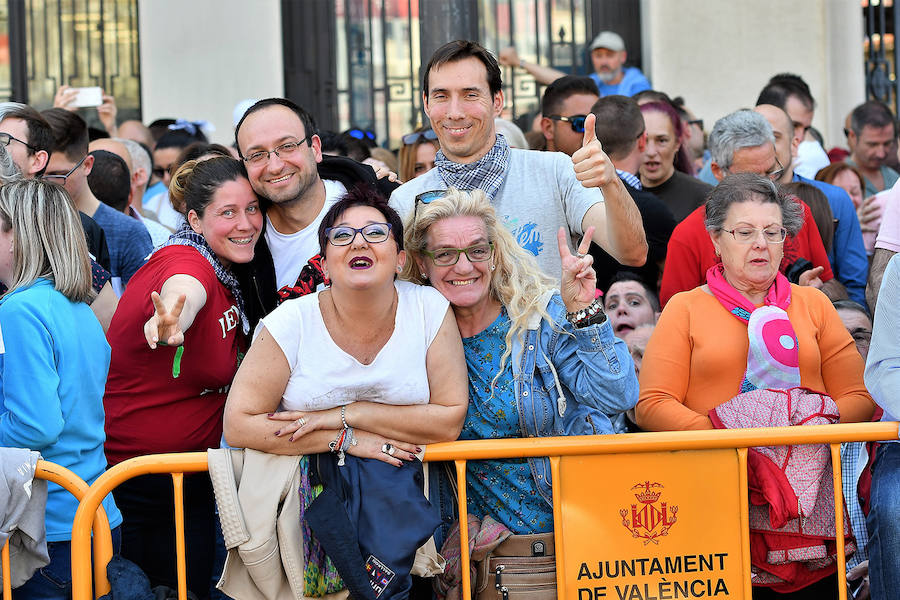 Pirotecnia Vulcano ha sido la encargada de disparar la mascletà de hoy domingo, 17 de marzo. La empresa de Villarejo de Salvanés ha ofrecido un auténtico espectáculo que pasará a la historia fallera por dar en la plaza del Ayuntamiento un disparo lleno de color, sin descanso, completo y con todo tipo de detalles. 