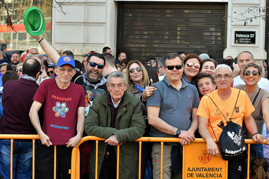 Pirotecnia Vulcano ha sido la encargada de disparar la mascletà de hoy domingo, 17 de marzo. La empresa de Villarejo de Salvanés ha ofrecido un auténtico espectáculo que pasará a la historia fallera por dar en la plaza del Ayuntamiento un disparo lleno de color, sin descanso, completo y con todo tipo de detalles. 