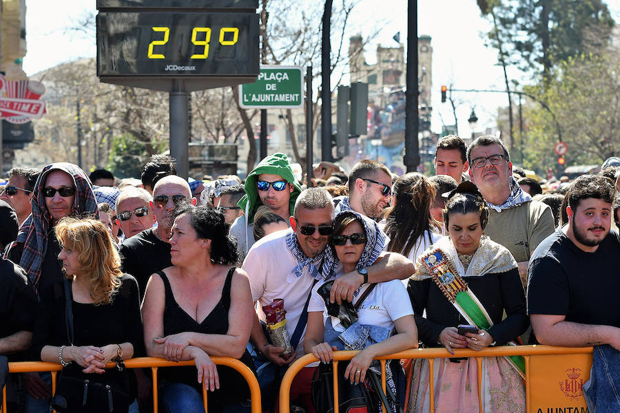 Pirotecnia Vulcano ha sido la encargada de disparar la mascletà de hoy domingo, 17 de marzo. La empresa de Villarejo de Salvanés ha ofrecido un auténtico espectáculo que pasará a la historia fallera por dar en la plaza del Ayuntamiento un disparo lleno de color, sin descanso, completo y con todo tipo de detalles. 