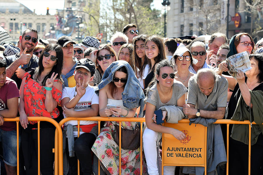 Pirotecnia Vulcano ha sido la encargada de disparar la mascletà de hoy domingo, 17 de marzo. La empresa de Villarejo de Salvanés ha ofrecido un auténtico espectáculo que pasará a la historia fallera por dar en la plaza del Ayuntamiento un disparo lleno de color, sin descanso, completo y con todo tipo de detalles. 