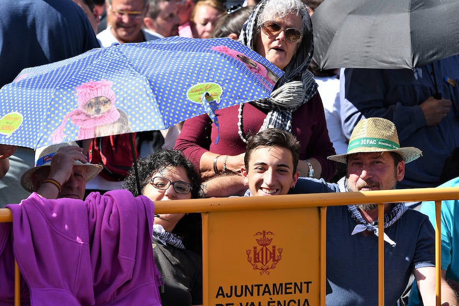 Pirotecnia Vulcano ha sido la encargada de disparar la mascletà de hoy domingo, 17 de marzo. La empresa de Villarejo de Salvanés ha ofrecido un auténtico espectáculo que pasará a la historia fallera por dar en la plaza del Ayuntamiento un disparo lleno de color, sin descanso, completo y con todo tipo de detalles. 