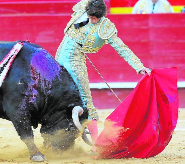 Castella torea al natural a 'Horroroso', que fue premiado con la vuelta al ruedo.