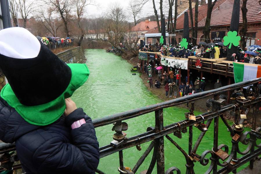 Cientos de miles de personas han celebrado el día de San Patricio 2019. Inglaterra, Irlanda, Lituania, Rusia, Nueva York, Suiza, Boston o Tokio... El mundo tiñe de verde para festejar el patrón de Irlanda. 