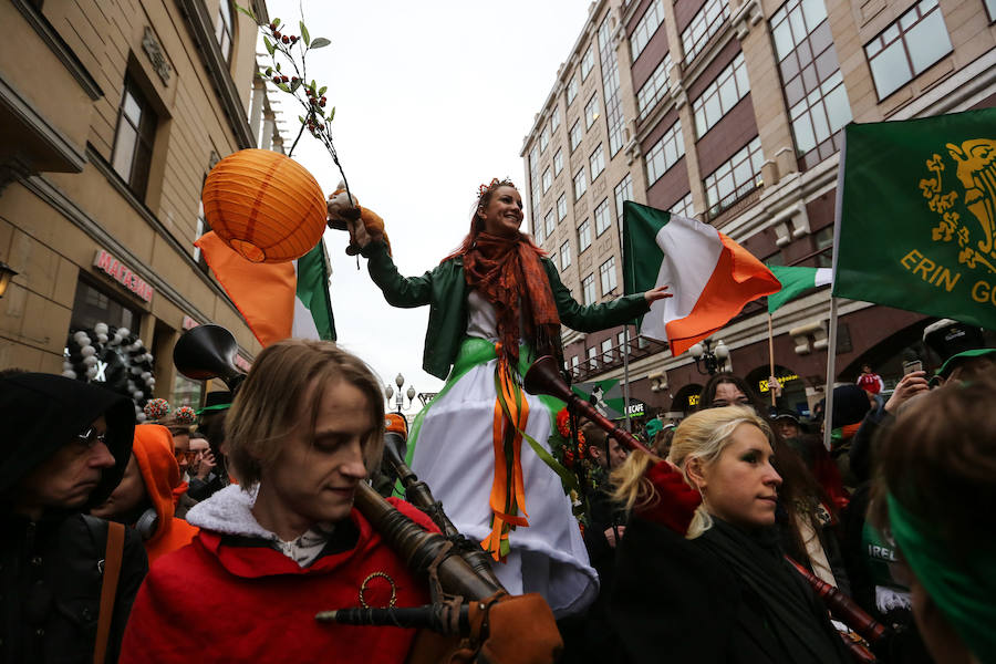 Cientos de miles de personas han celebrado el día de San Patricio 2019. Inglaterra, Irlanda, Lituania, Rusia, Nueva York, Suiza, Boston o Tokio... El mundo tiñe de verde para festejar el patrón de Irlanda. 