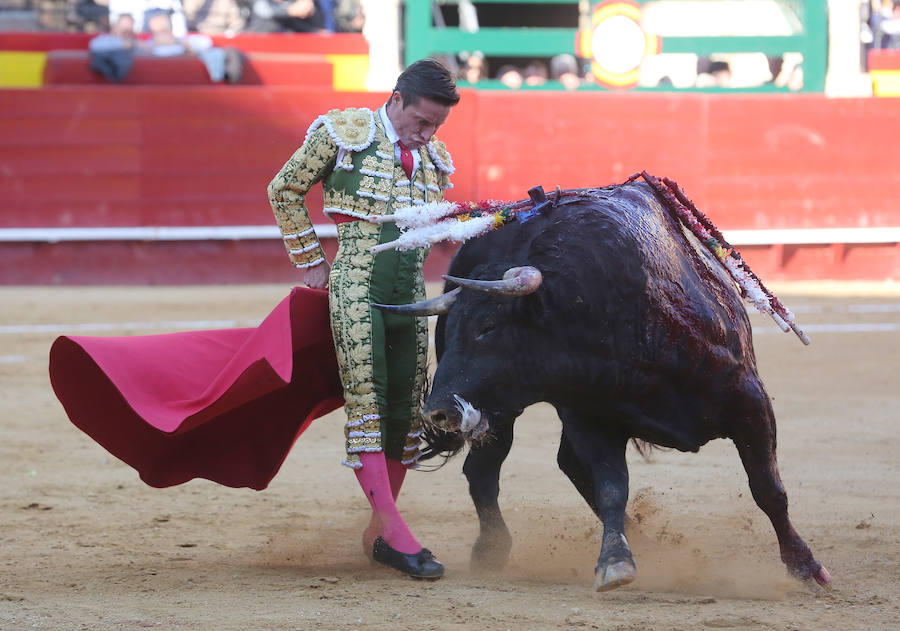 Fotos: Fallas 2019: Corrida de toros de Diego Urdiales, Sebastián Castella y Cayetano