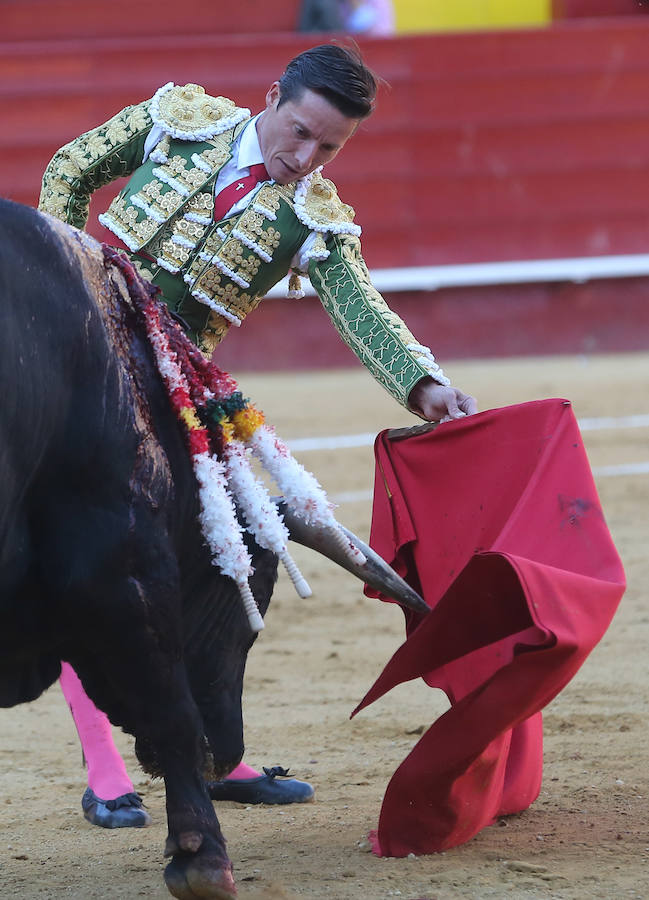 Fotos: Fallas 2019: Corrida de toros de Diego Urdiales, Sebastián Castella y Cayetano