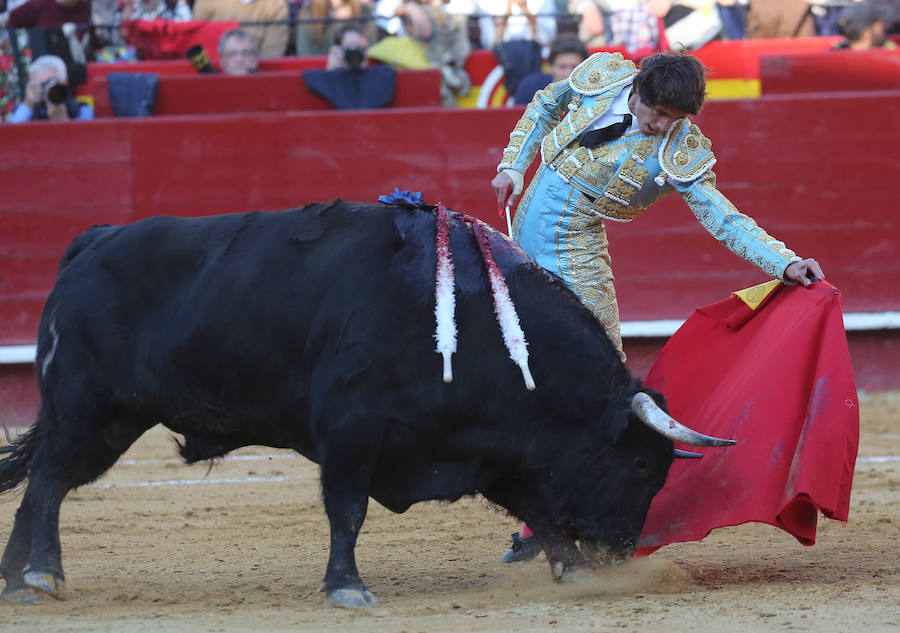 Fotos: Fallas 2019: Corrida de toros de Diego Urdiales, Sebastián Castella y Cayetano